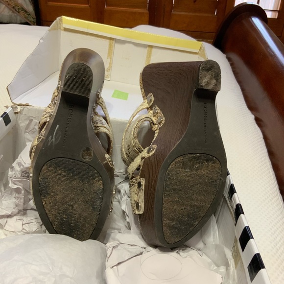 BCBG Wedge - Picture 4 of 7